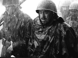 Infinito De Santis: &ldquo;Italiani brava gente&rdquo; scuote la folla