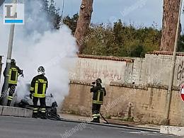 Anzio, paura in via Casal di Brocco: prende fuoco un'auto a gas