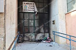 Fiamme al bivacco dei senzatetto davanti al mercato coperto