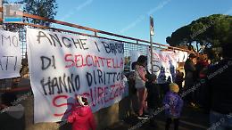 I lavori alla scuola Selciatella non partono, le mamme protestano