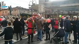 In piazza Roma arriva la slitta di Babbo Natale, esplode la festa tra i bambini