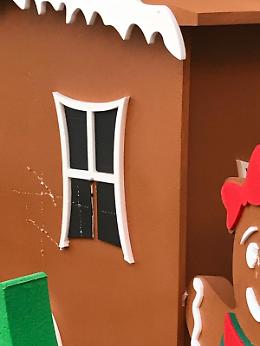 Nettuno, follia nella notte: i vandali devastano il villaggio di Babbo Natale