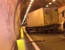 Maxi tamponamento in galleria, coinvolti tre tir: sei feriti  tra cui due donne