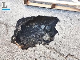 Via Monti sprofonda: strada chiusa al traffico per la voragine