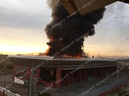 Incendio al mobilificio Pistilli di Cisterna, nube di fumo sulla citt&agrave;