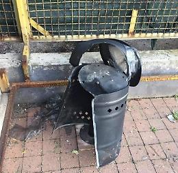 Con un petardo distruggono il cestino, vandali in azione in città