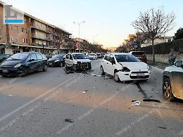 Incidente tra due auto in via Toscanini, traffico in tilt