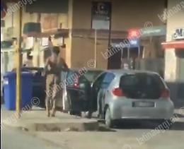 Corre nudo in via Romagnoli, portato in ospedale dal 118