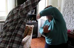 Maltratta la madre, inferno in casa