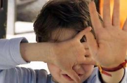 Maestre in arresto per violenze sui bambini dell'asilo: le immagini schock