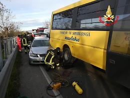Incidente fra auto e scuolabus a Sperlonga, intervengono i vigili del fuoco
