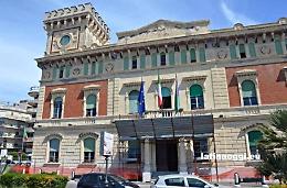 Nettuno, stendardi pubblicitari sui pali della luce: il Comune deve decidere