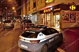 Rapina al market di viale Petrarca, in azione un bandito armato di pistola