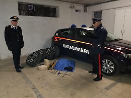 Ladro di pneumatici colto in flagrante e arrestato dai carabinieri