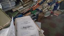 [FOTO] Nettuno, l'archivio del Comune &laquo;buttato&raquo; in terra alla Divina Provvidenza