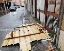Terracina, tetto si stacca per il vento e cade in strada