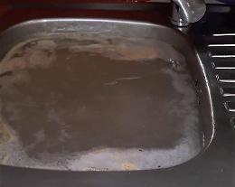 Liquidi fognari dal lavandino, dieci giorni da incubo per due anziani