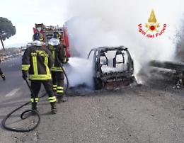 Auto in fiamme sulla Pontina: tanta paura per il conducente