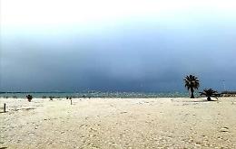 Terracina, violenta grandinata: corsa alle foto sulla spiaggia