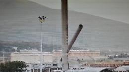 Raffineria di Gaeta, Eni abbatte una ciminiera di 75 metri