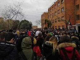 Si staccano pezzi di intonaco, gli studenti del Pascal evacuati dalla scuola