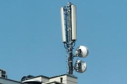 Antenna telefonica a un passo della scuola, fonte del "no" in strada