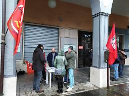 Coop chiude, la sinistra radicale in piazza per solidarizzare con i lavoratori