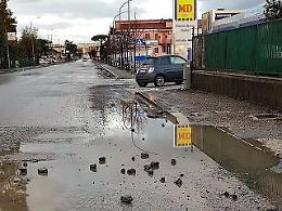 Salta l'asfalto in via Toscanini: la rabbia dei residenti viaggia sui social