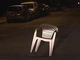 Le strade di Latina sono piene di buche: sedie per segnalare le voragini