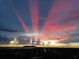 Terracina, tripudio di colori al tramonto alle spalle del Circeo