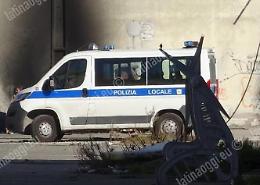 Bambino investito in via Aldo Moro, è caccia all'auto pirata