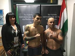 Il pugile Cascone sul ring del Cue Club contro Zoltan Horvath