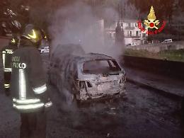 Incendio in via Gramsci, auto distrutta dalle fiamme