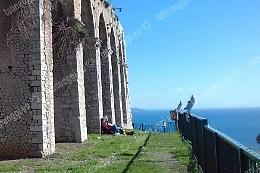 Turisti in cerca del vicolo. Se a Terracina si viene anche grazie a un romanzo