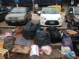 Immondizia in strada in viale Nervi, spettacolo indecoroso