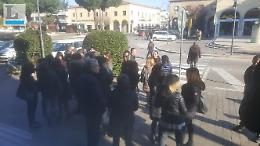 Studenti esclusi dal liceo, i genitori protestano sotto il Comune
