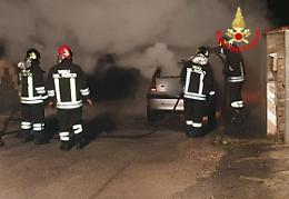 Due auto in fiamme nella notte in via Bissolati ad Aprilia