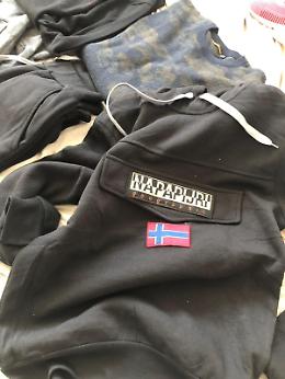 Vestiti e scarpe con marchi contraffatti, sequestri al mercato settimanale