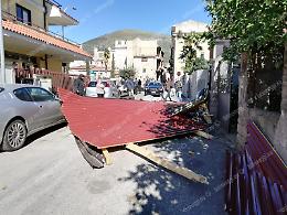 Provincia in balia del vento: alberi caduti e disagi per treni e auto. Un ferito