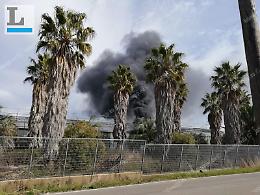 Incendio in via Torre del Padiglione ad Aprilia: intervengono i vigili del fuoco