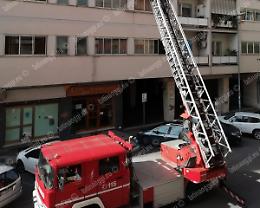 I ladri bloccano la porta, interviene l'autoscala dei vigili del fuoco