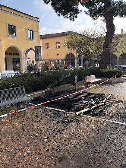 Bruciate nella notte le casette di legno in piazza Roma