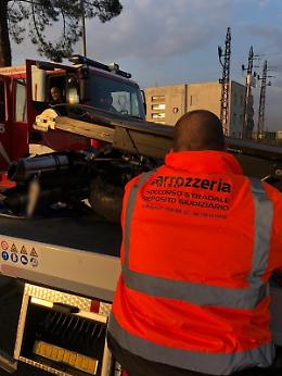 Scontro tra una moto e un'auto sull'Appia, la vittima è un 27enne
