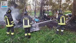 Brucia una baracca sulle sponde del canale alle porte di Latina