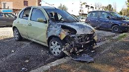 Auto incendiata in via Copenaghen, l'ombra dello sgarro