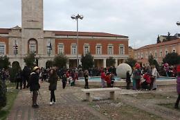 Uno scherzo di carnevale finisce a botte tra i carri
