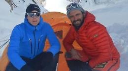 I corpi di Nardi e Ballard nella foto di Txikon pubblicata dall'ambasciatore