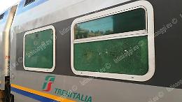 Vandali in azione alla stazione, preso di mira un treno Vivalto