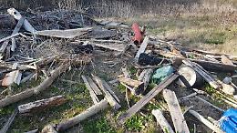 Rifiuti abbandonati su un terreno di via Lungomare, la denuncia