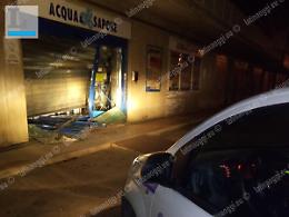[FOTO] Sezze, con l'auto ariete contro Acqua & Sapone: il furto va a segno